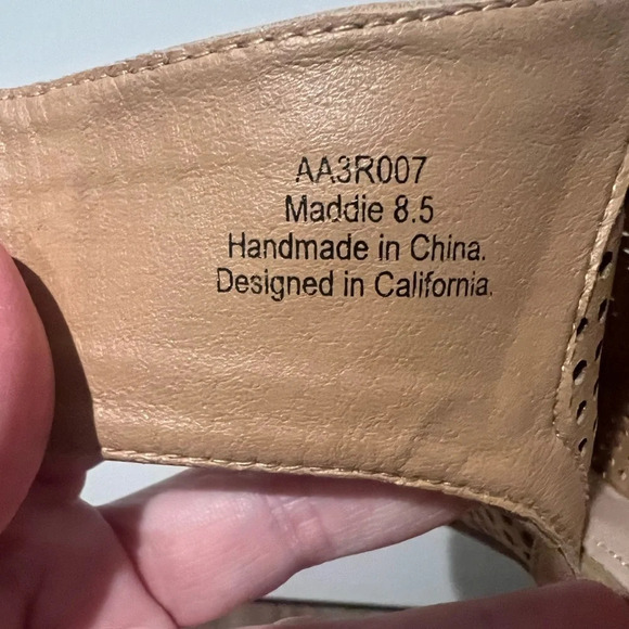 J. Adam’s size 8.5 Tan wedges. EUC - Picture 3 of 7